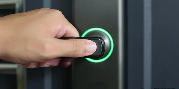 Mở khóa chức năng nâng cao cho khóa thông minh bằng TPE hiệu ứng ánh sáng